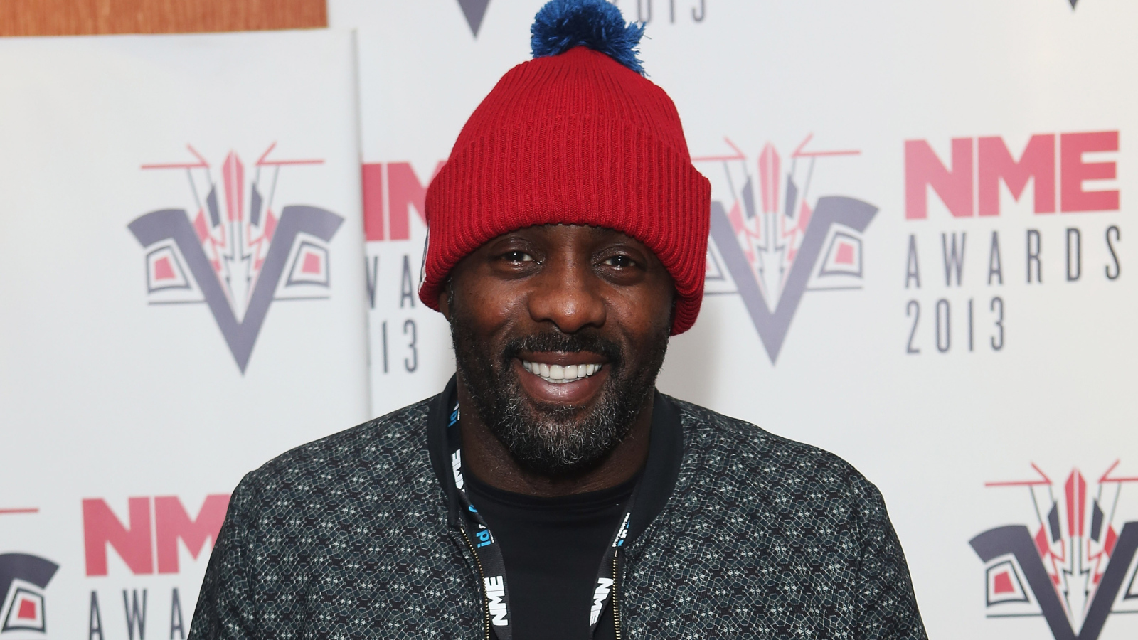 Актер Идрис Эльба в красной вязаной шапке
