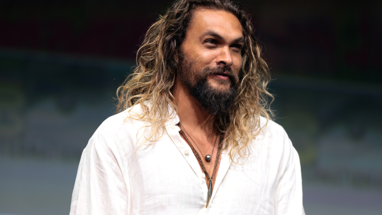 Актер Джейсон Момоа в белой рубашке