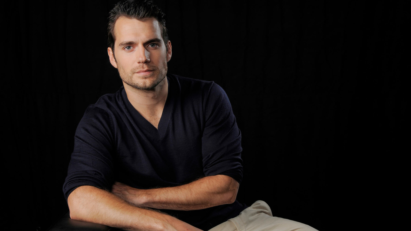 Британский актер Генри Кавилл на черном фоне