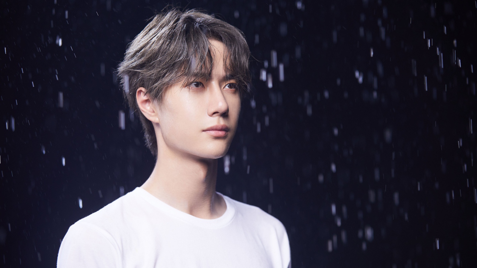 Китайский актер Ван Ибо на фоне дождя 