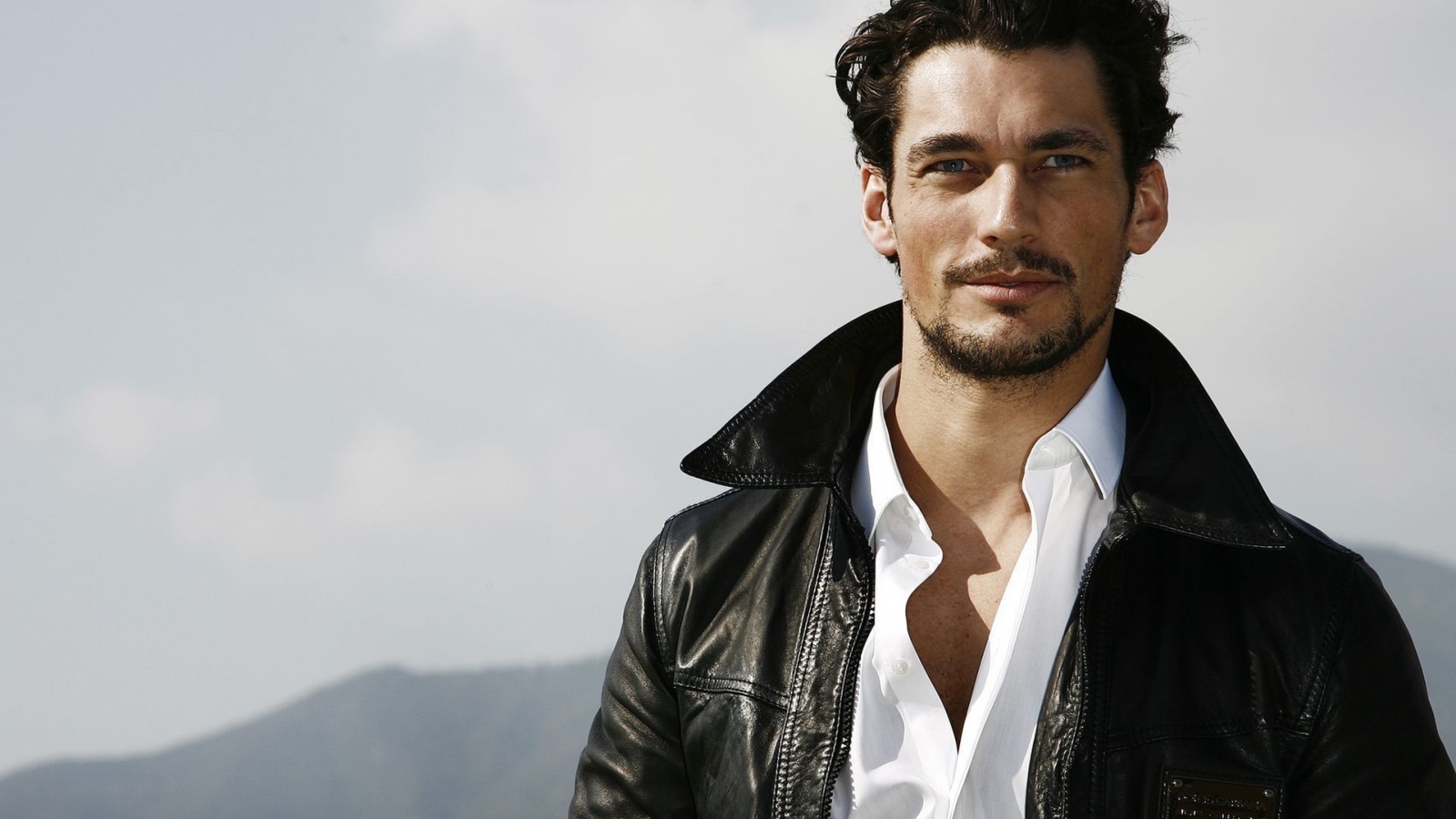 Красивый мужчина модель Дэвид Ганди