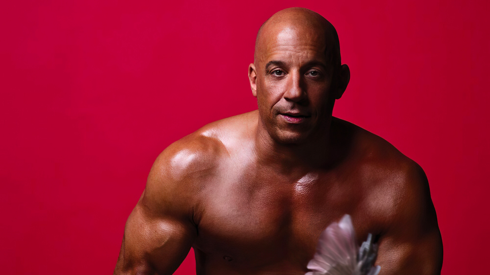 Накаченный актер Вин Дизель на красном фоне