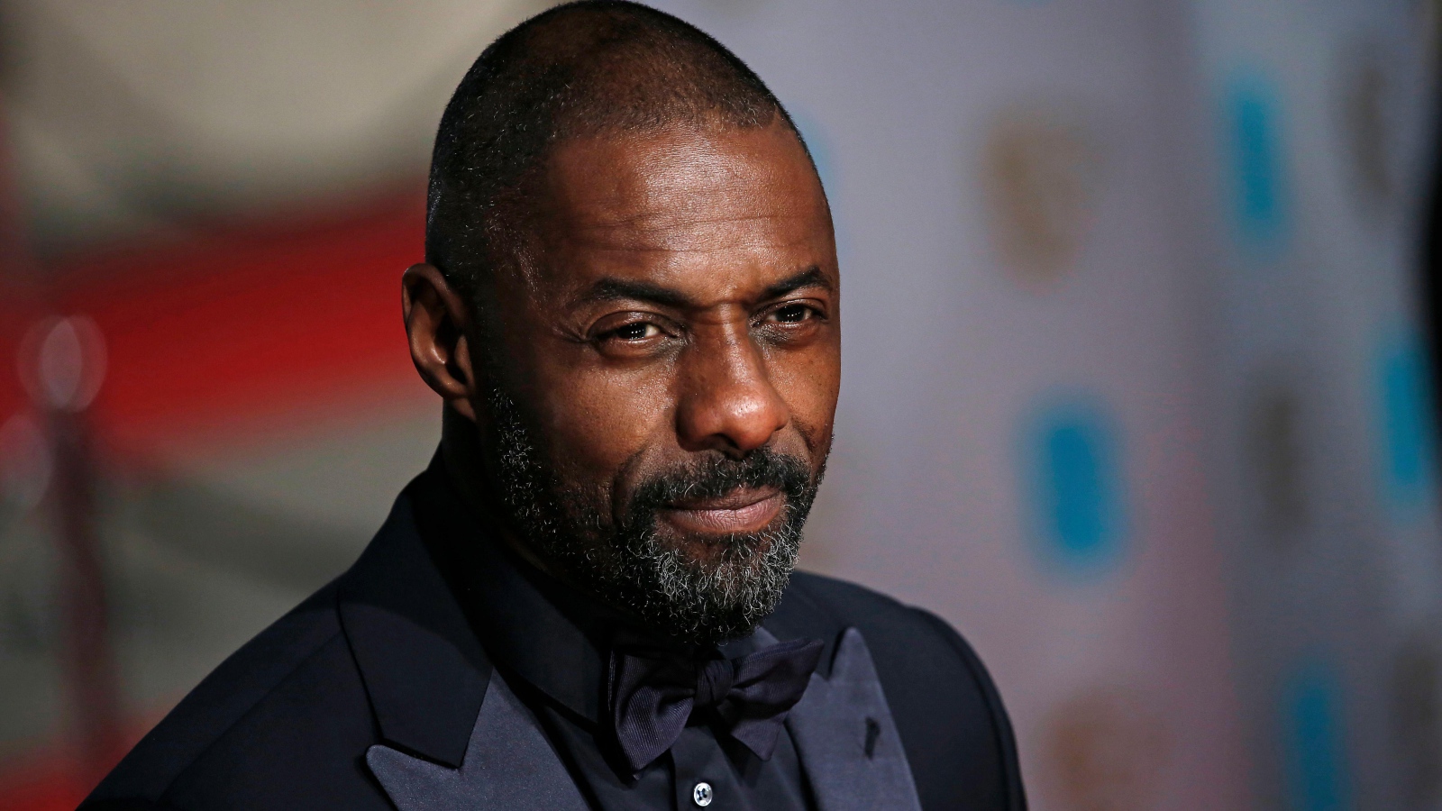 Серьезный мужчина, актер Идрис Эльба в костюме