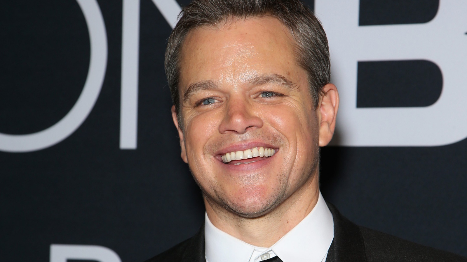 Улыбающийся мужчина, актер Мэтт Деймон