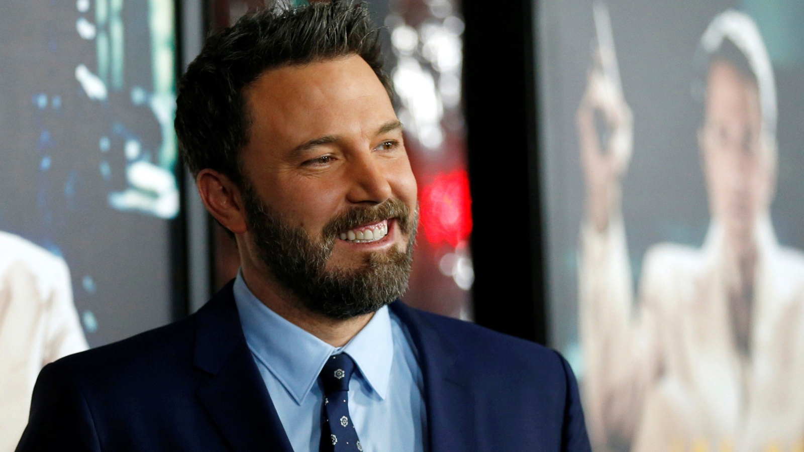 Улыбающийся мужчина, актер Бен Аффлек в костюме