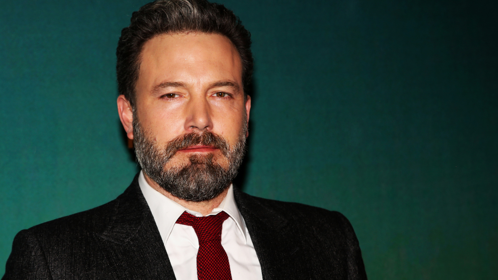 Стильный популярный актер Бен Аффлек в костюме