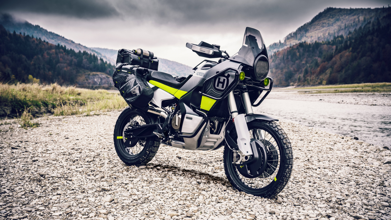 Мотоцикл Husqvarna Norden 901 на фоне гор 