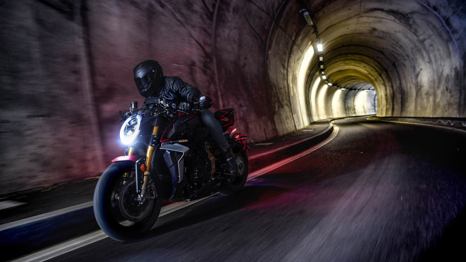Мотоциклист на мотоцикле MV Agusta Brutale 1000 Serie Oro 2019 года в тоннеле