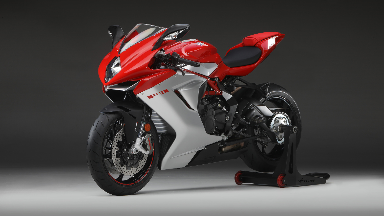 Красный мотоцикл  Agusta F3 800 2020 года на сером фоне