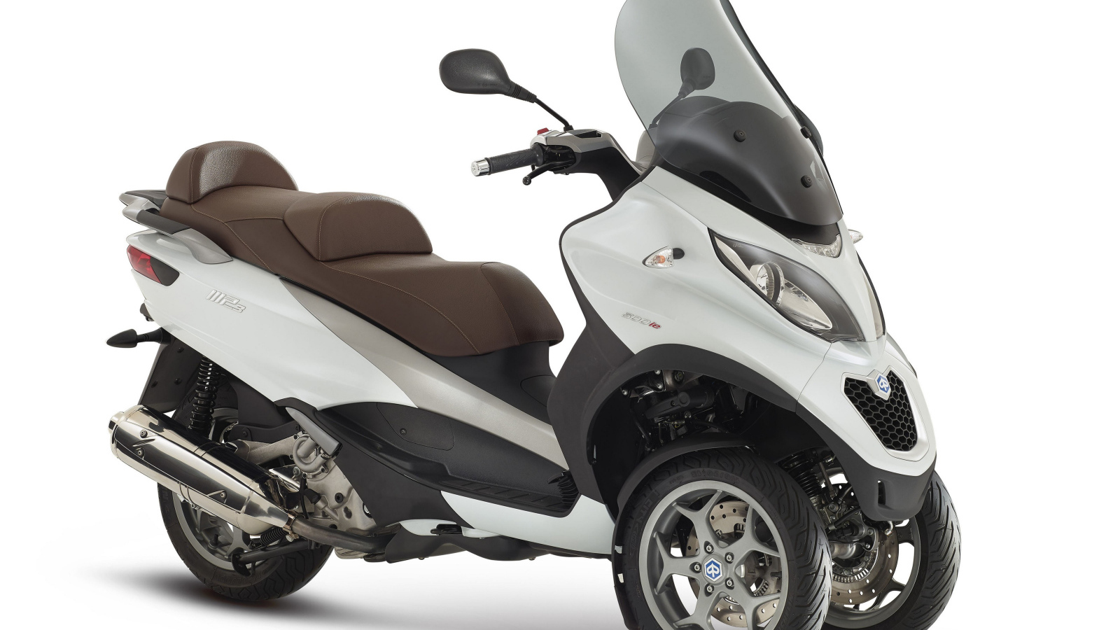 Скутер Piaggio MP3 LT 500 на белом фоне