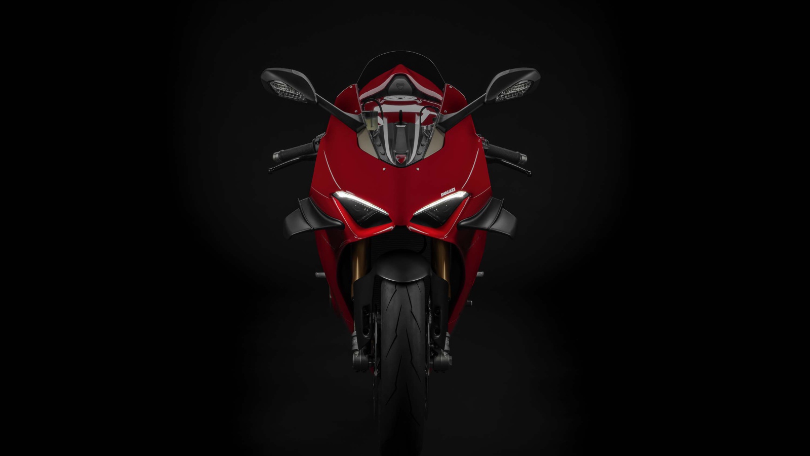 Красный мотоцикл Ducati Panigale V4 S 2020 года на черном фоне
