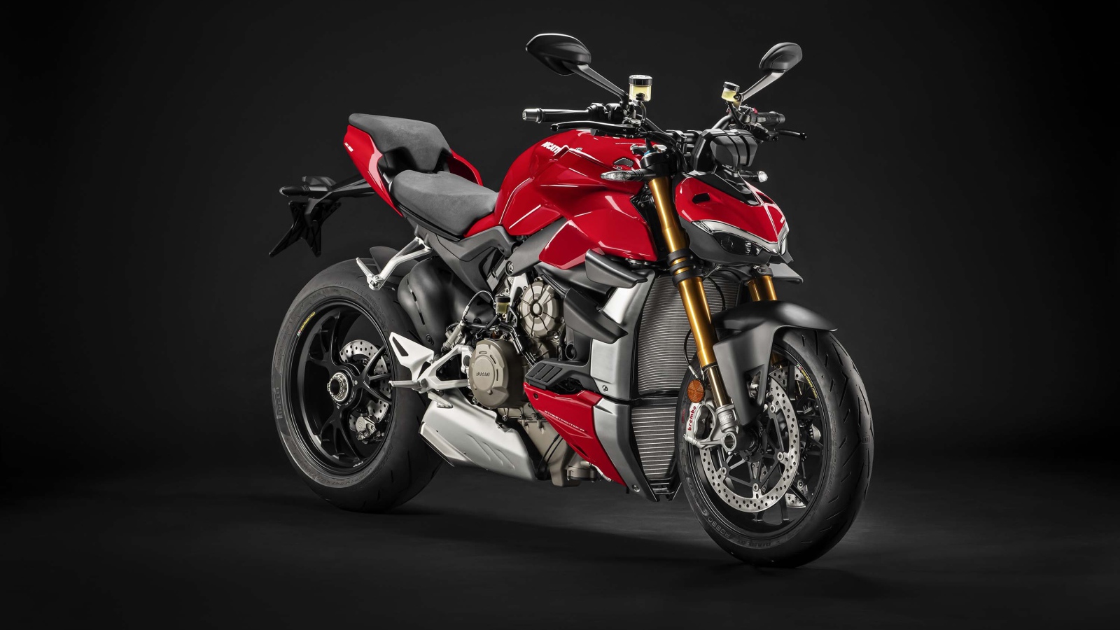 Красный мотоцикл Ducati Streetfighter V4 2020 года на черном фоне