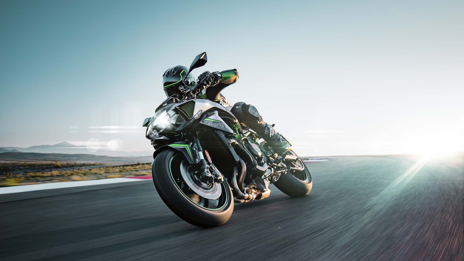 Гонщик на мотоцикле Kawasaki Z H2 Superbike 2020 года на трассе