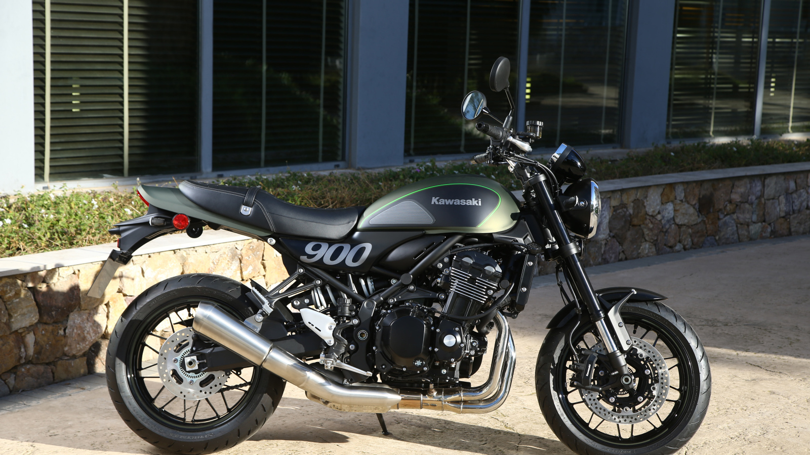 Мотоцикл Kawasaki  Z900 Worldwide у здания 