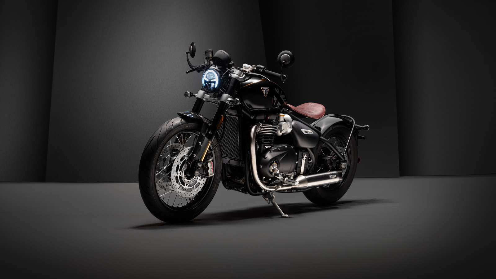 Мотоцикл Triumph Bonneville Bobber TFC 2020 года на сером фоне