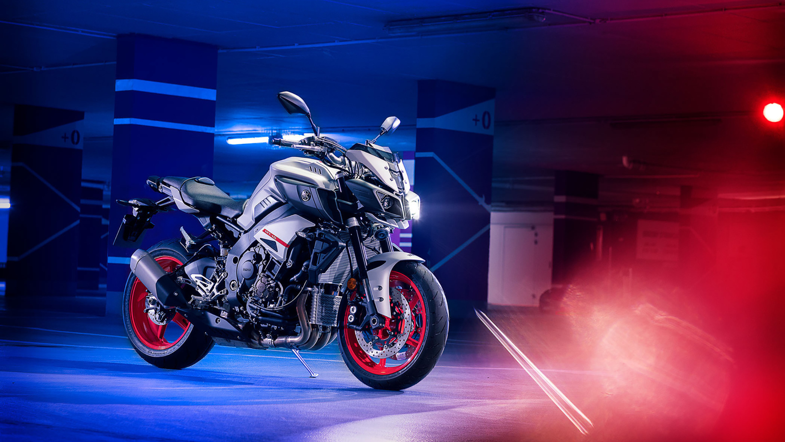 Мотоцикл Yamaha MT-10 2019 года на парковке