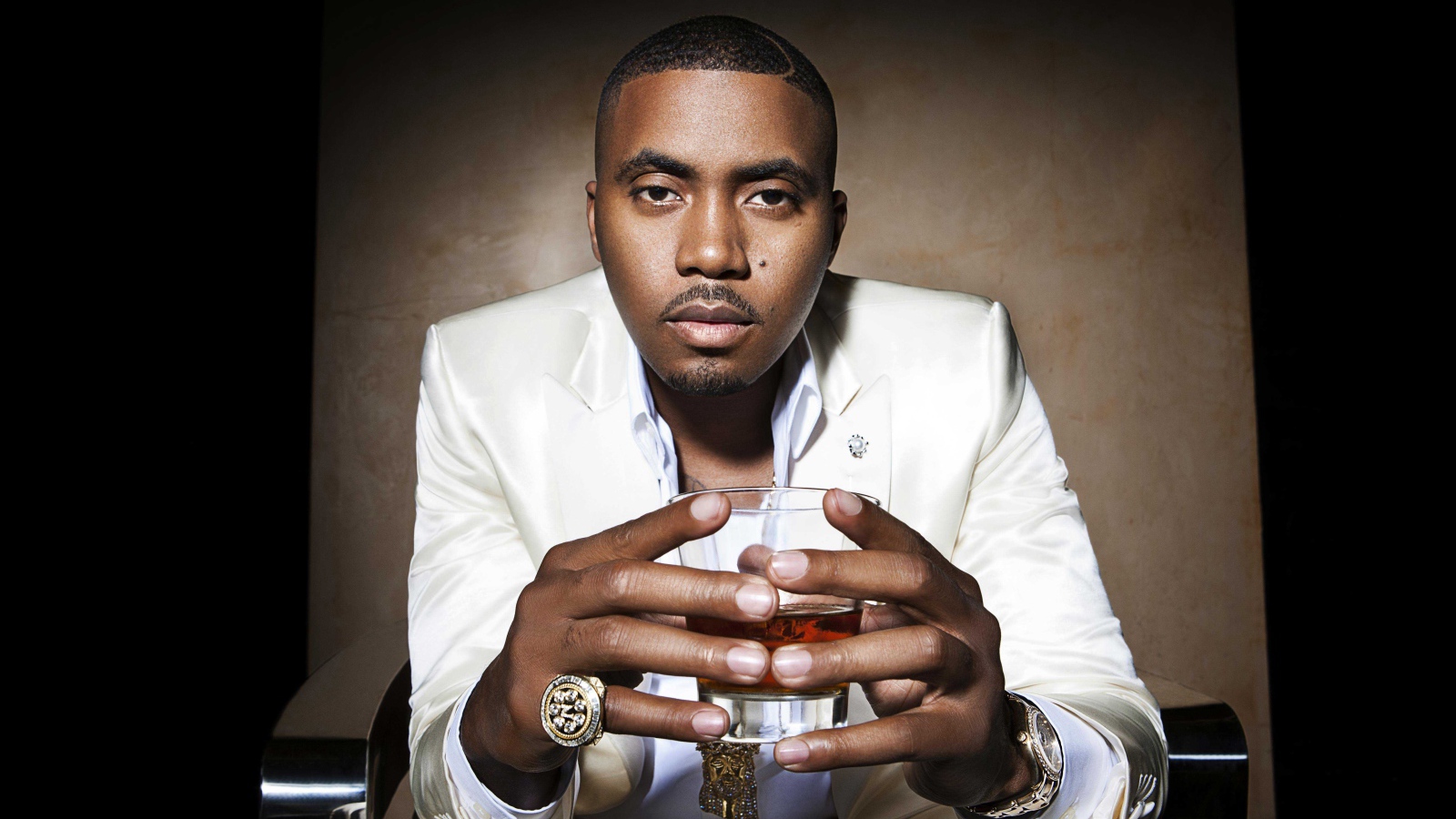 Американский рэпер Нас с стаканом в руках