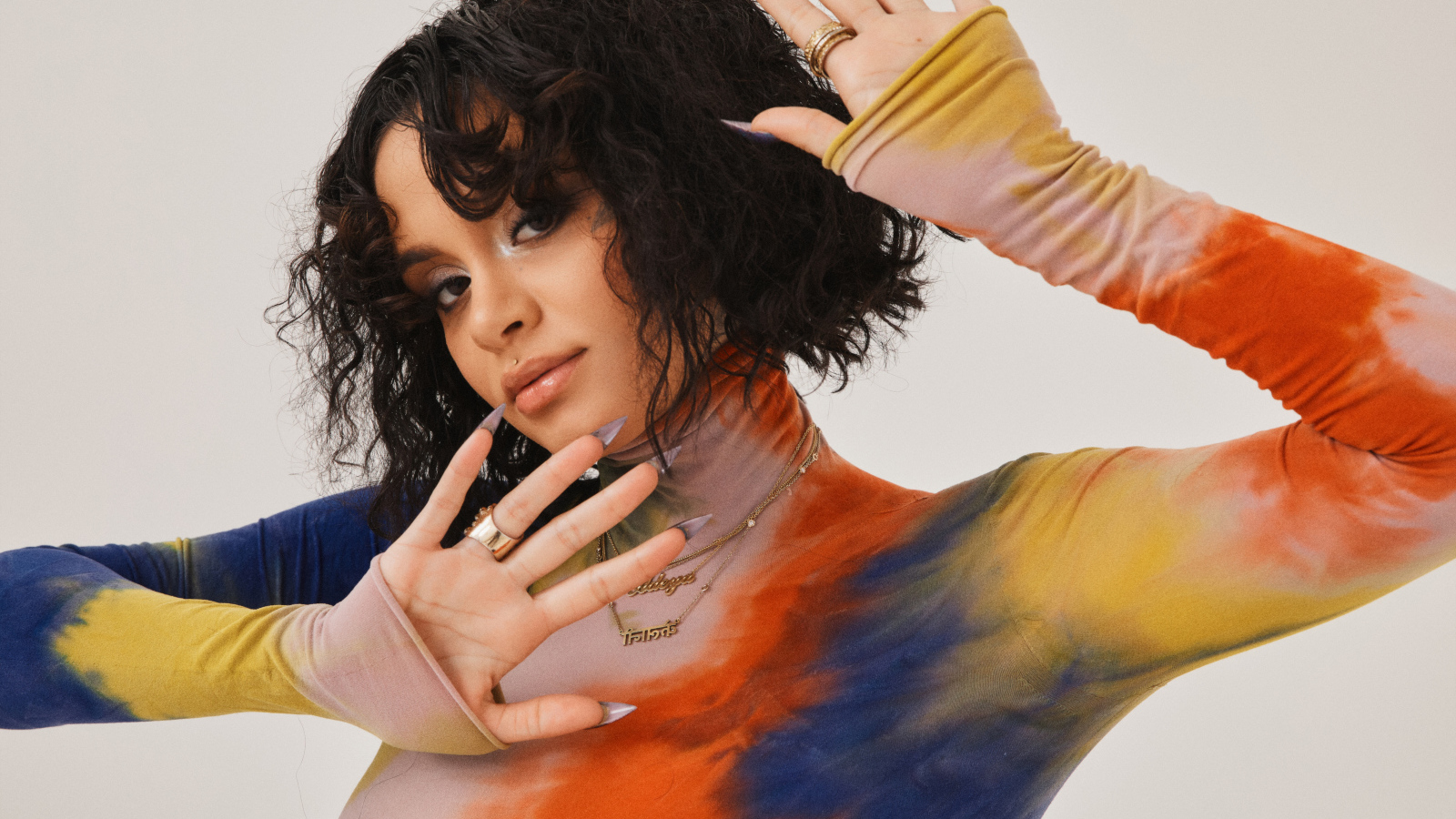 Американская певица Кейлани с длинными ногтями