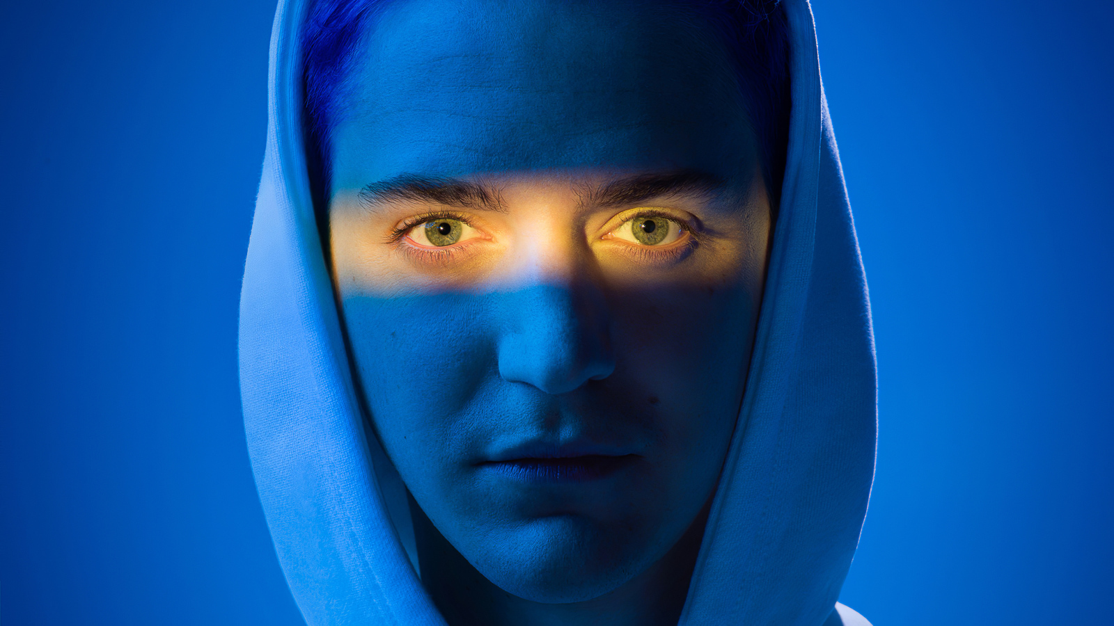 Интернет знаменитость Ninja Youtube на голубом фоне