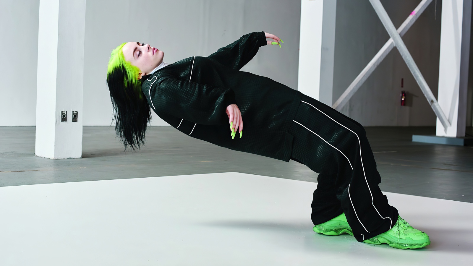 Певица Билли Айлиш в черном спортивном костюме 