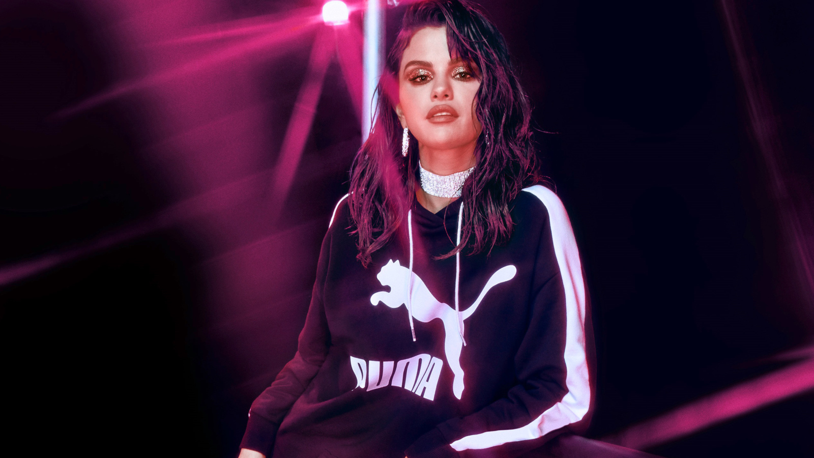 Певица Селена Гомес в спортивном костюме Пума 