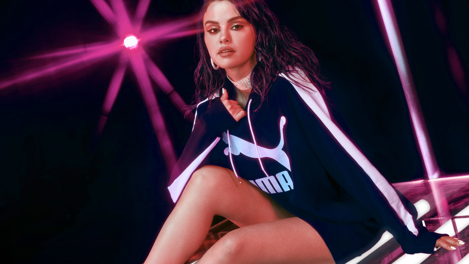 Певица Селена Гомес в спортивном костюме Пума в свете лампы