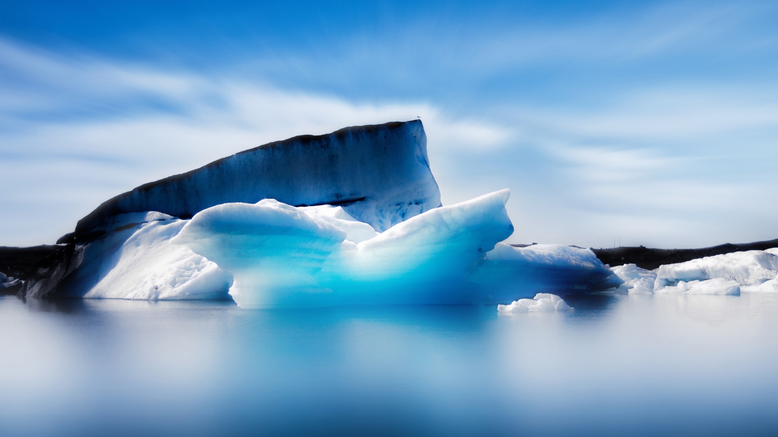 Большой синий айсберг в океане на фоне неба