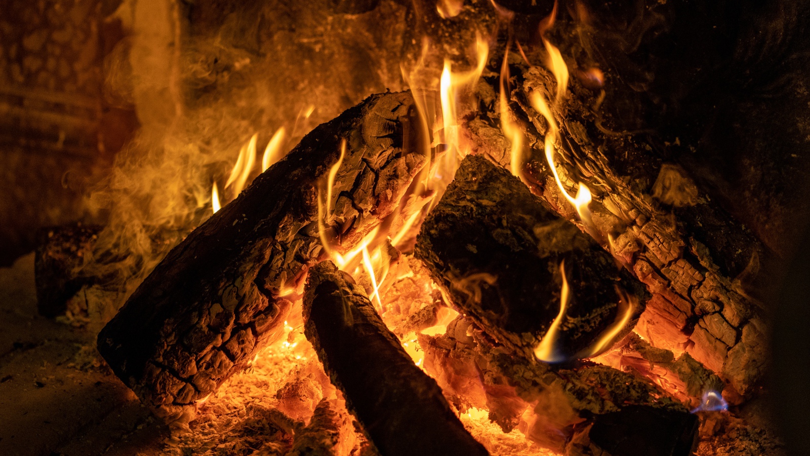 Горящие поленья в камине крупным планом