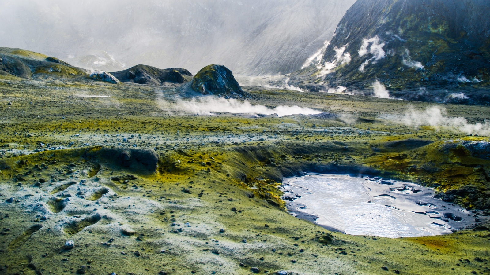 Горячие гейзеры у подножия гор 