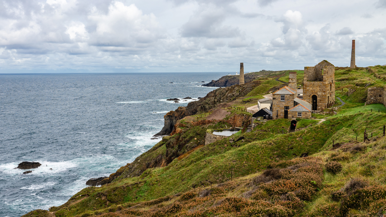 Дом на берегу скалы у океана 