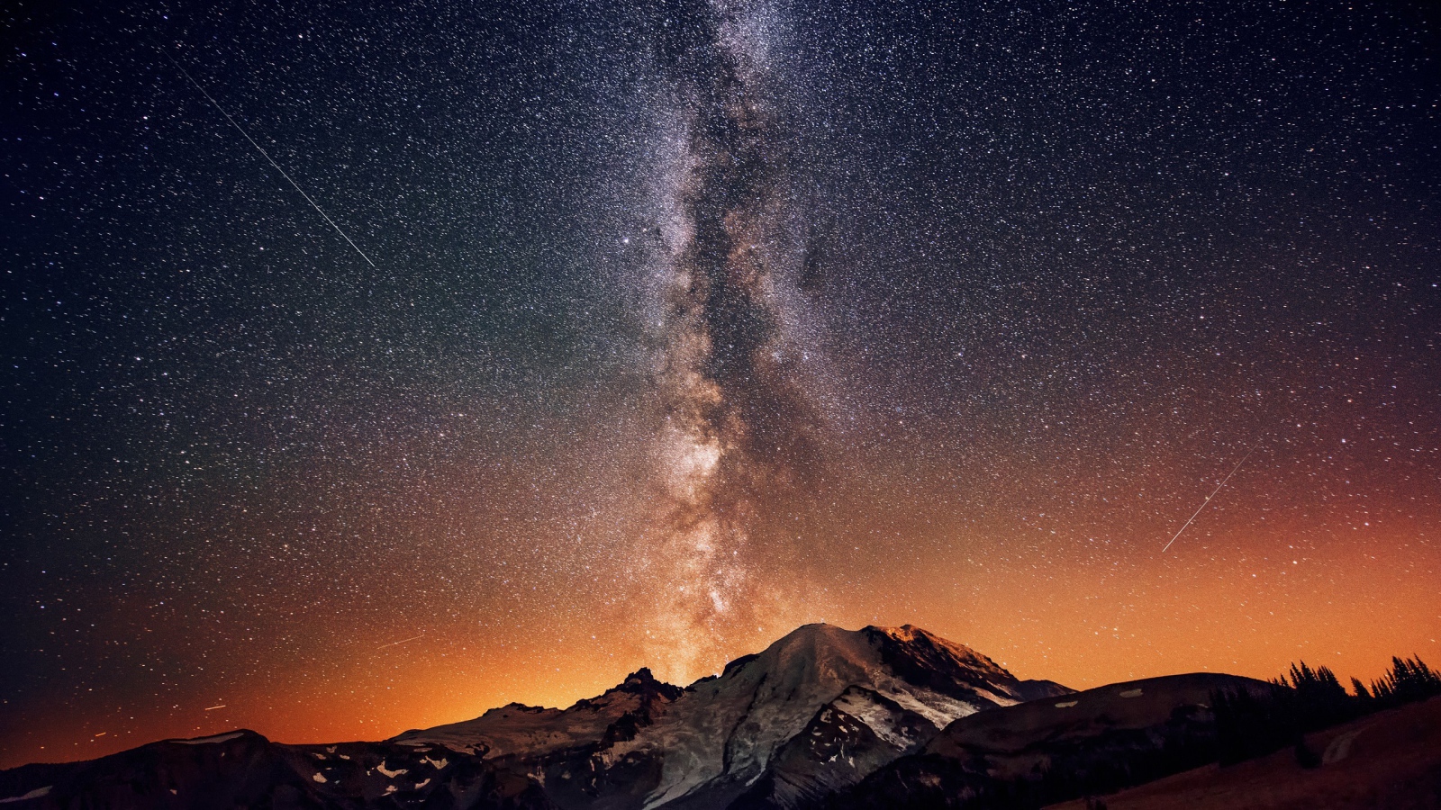 Млечный путь в звездном небе над горой 