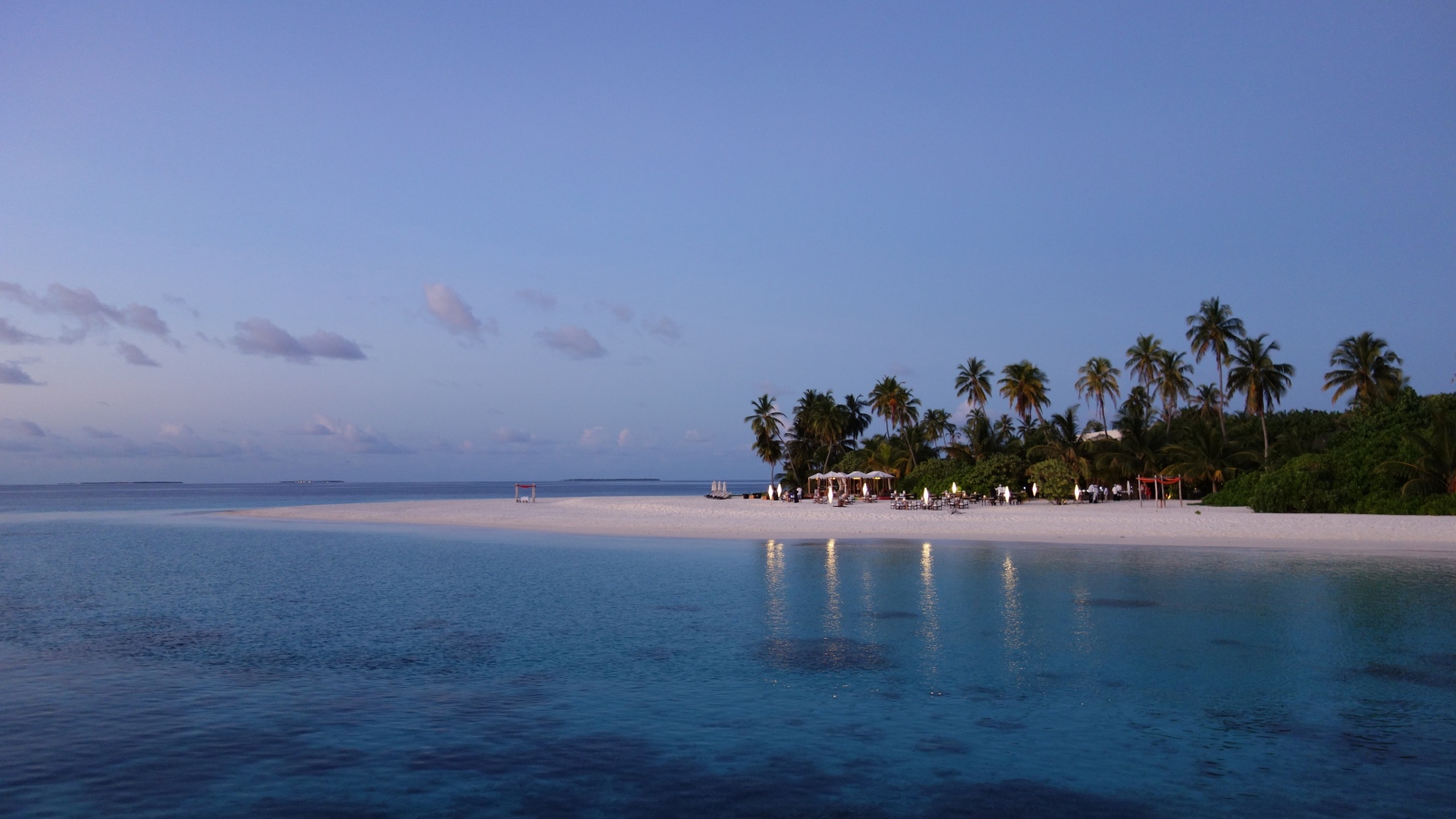Спокойная голубая вода в океане на тропическом пляже в сумерках