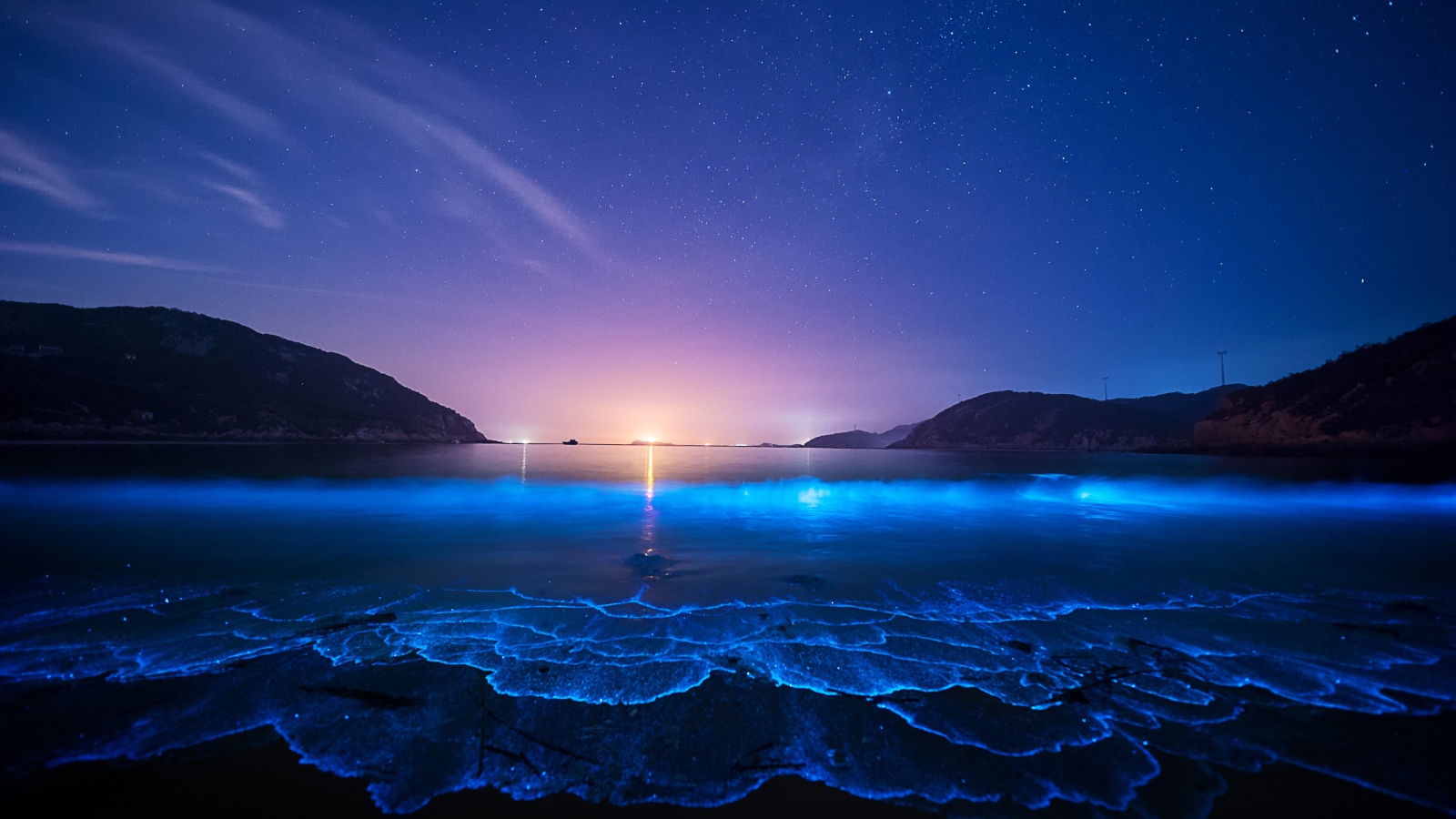 Люминесцентный пляж на Мальдивах на закате 