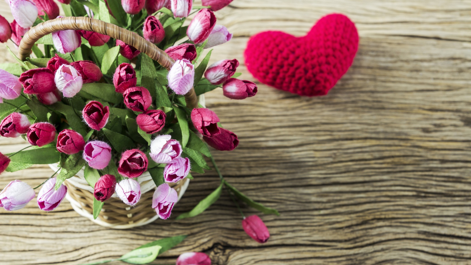 Корзина тюльпанов из ткани на столе с сердцем