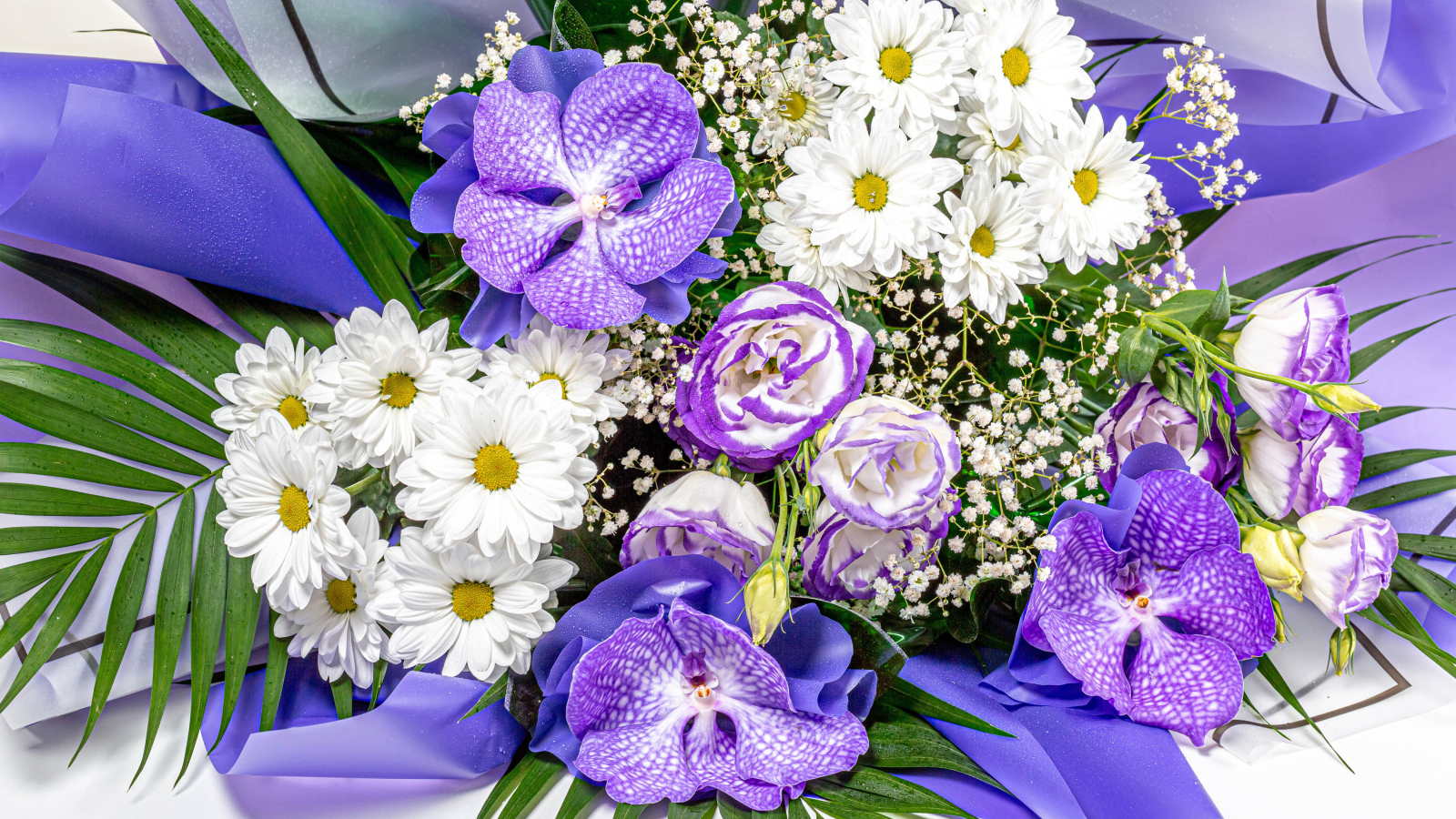 Красивый букет с цветами орхидеи, хризантемы и эустомы 