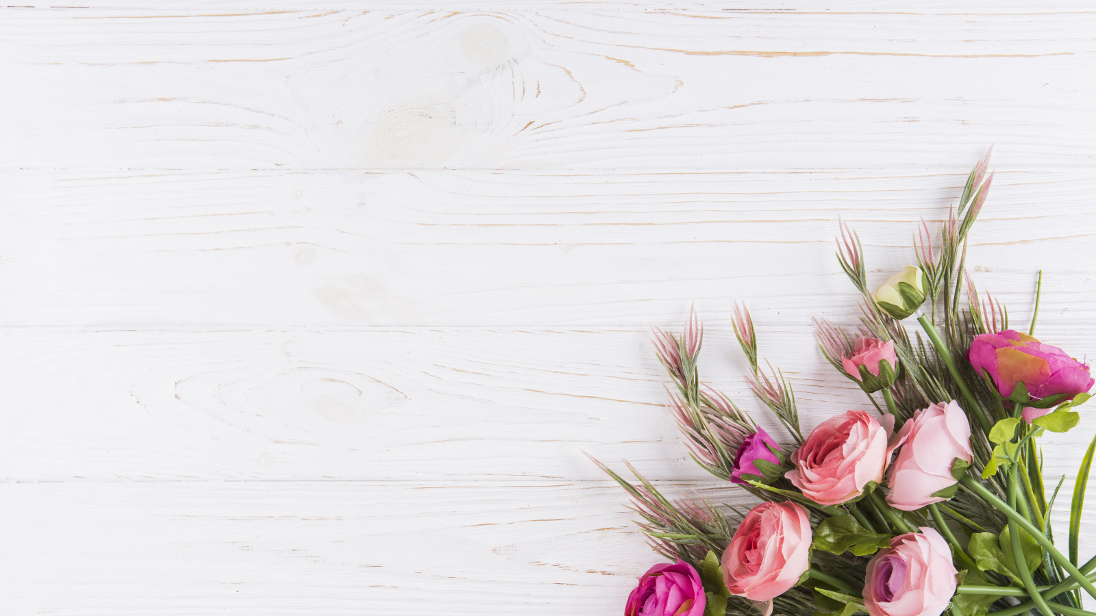 Букет цветов лютиков на деревянном столе