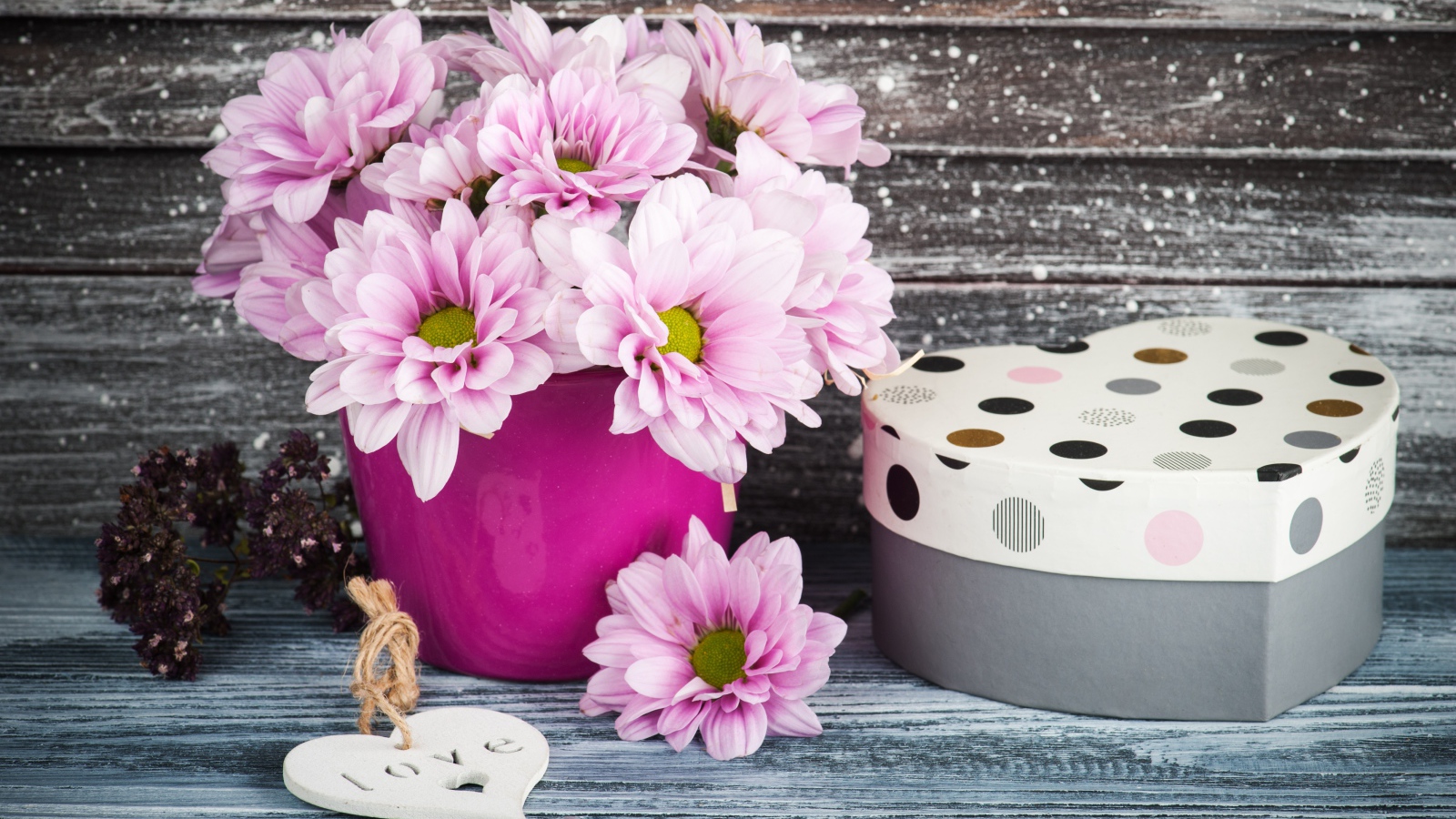 Букет розовых цветов хризантемы на столе с коробкой 