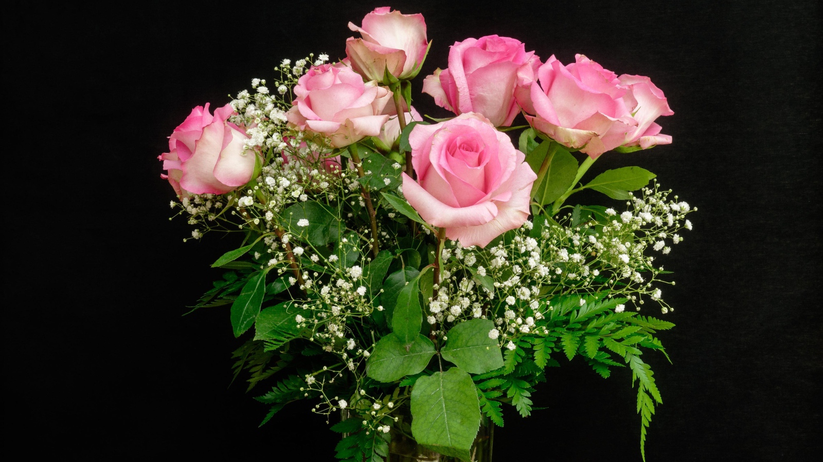 Букет розовых роз с белыми цветами на черном фоне
