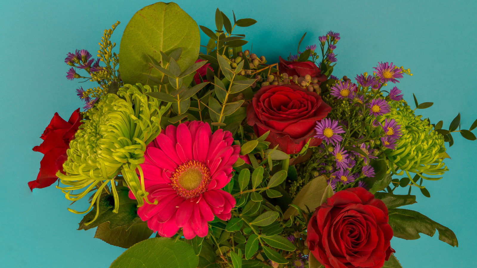 Праздничный букет на голубом фоне