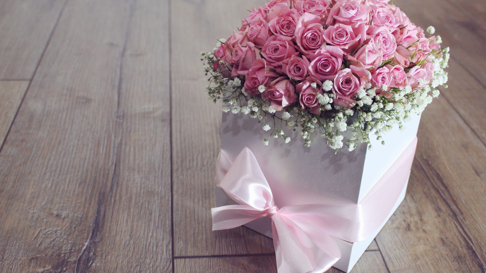 Подарочная коробка с букетом розовых роз и бантом