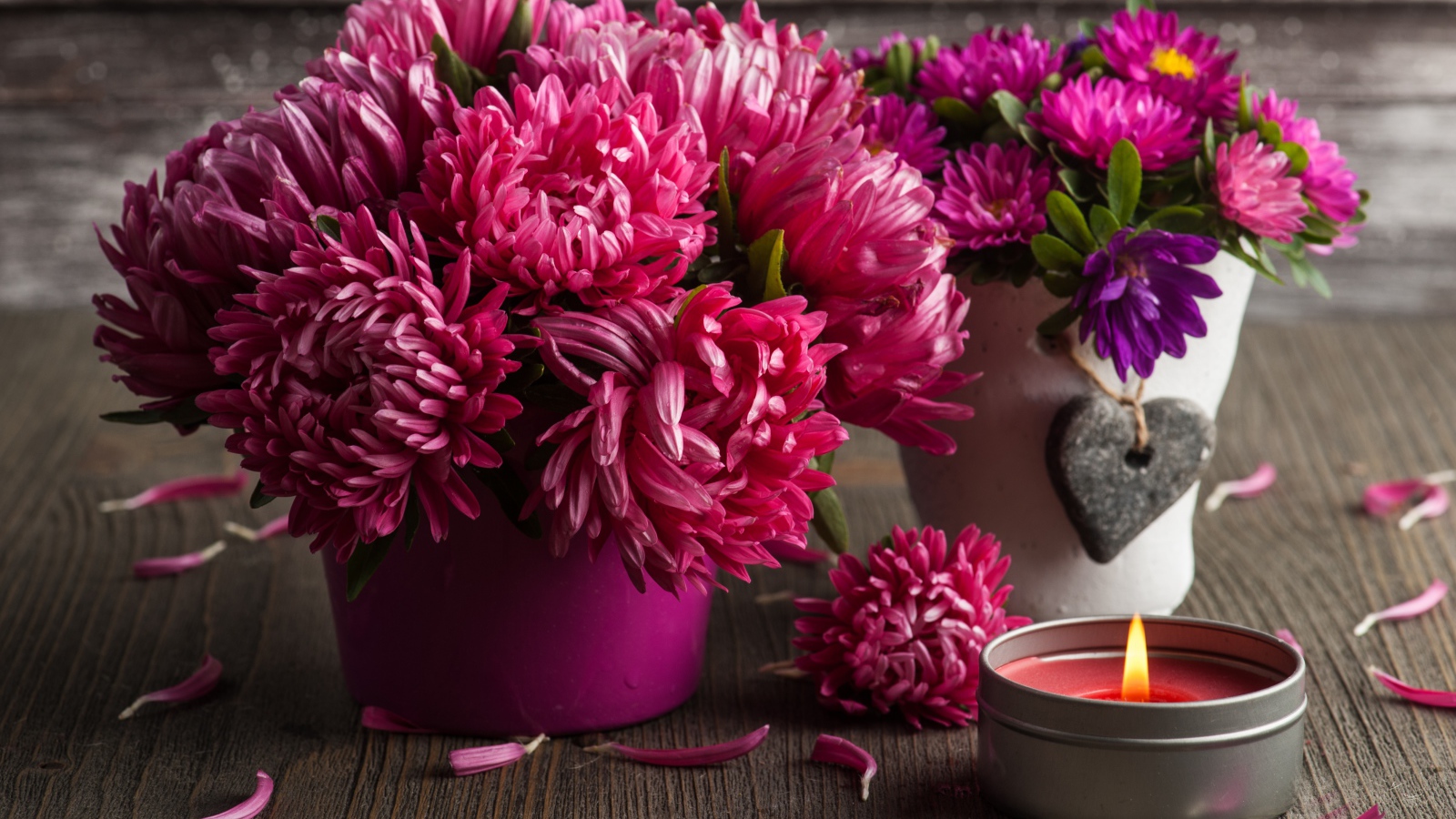 Два красивых букета цветов астры со свечой
