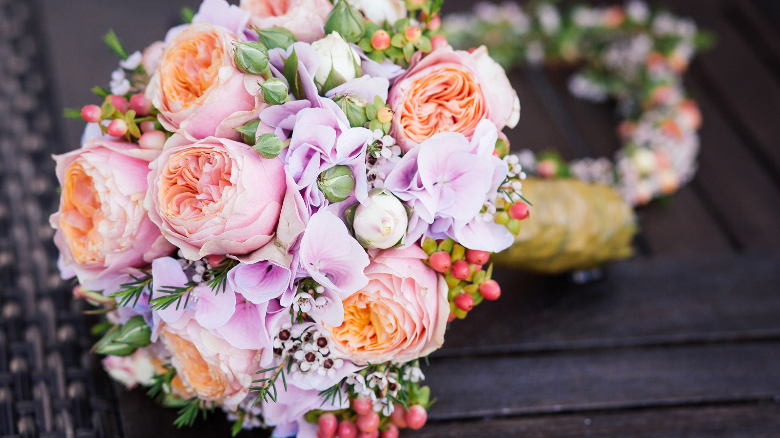 Свадебный букет невесты лежит на лавке 