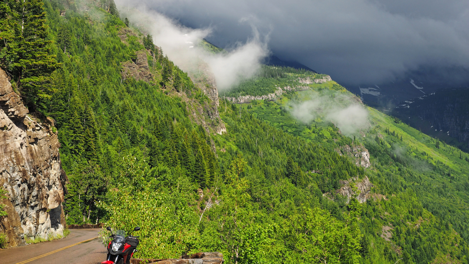 Красивый вид на покрытые зеленью горы в белых облаках 