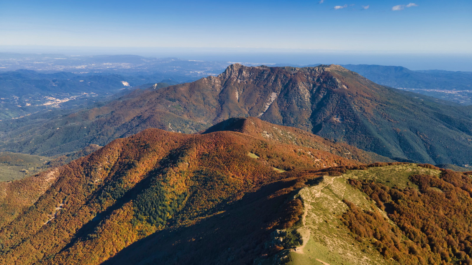 Вид на вершины гор с высоты птичьего полета 