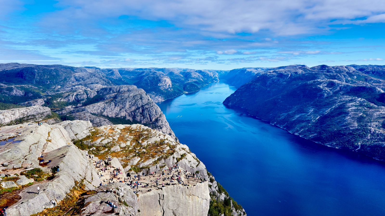 Чистая река между скалистых гор  