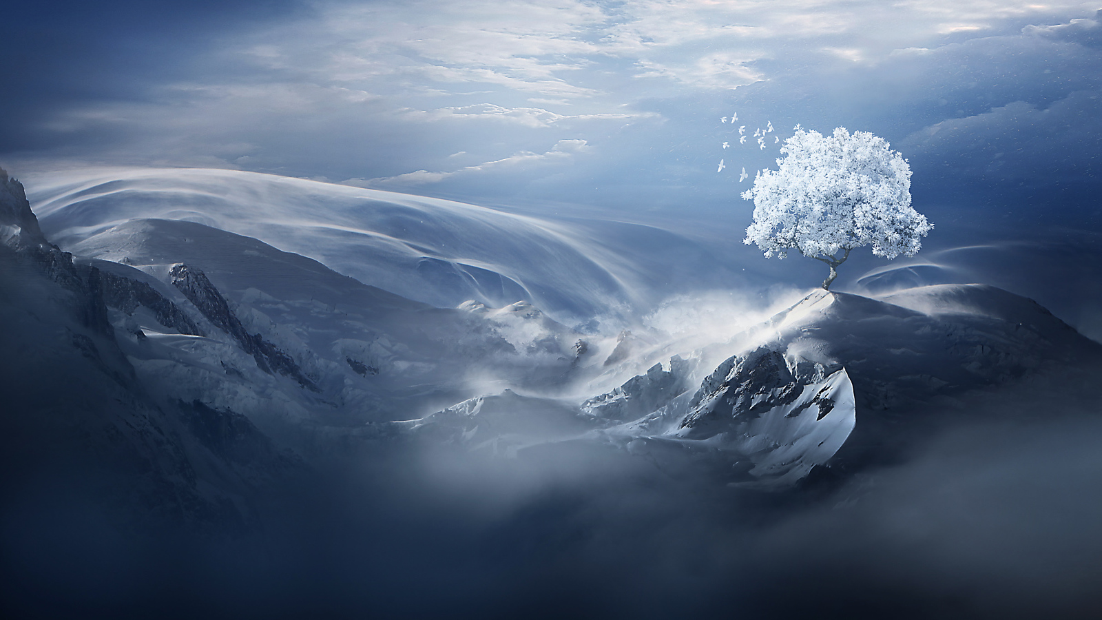 Фантастический горный пейзаж под голубым небом