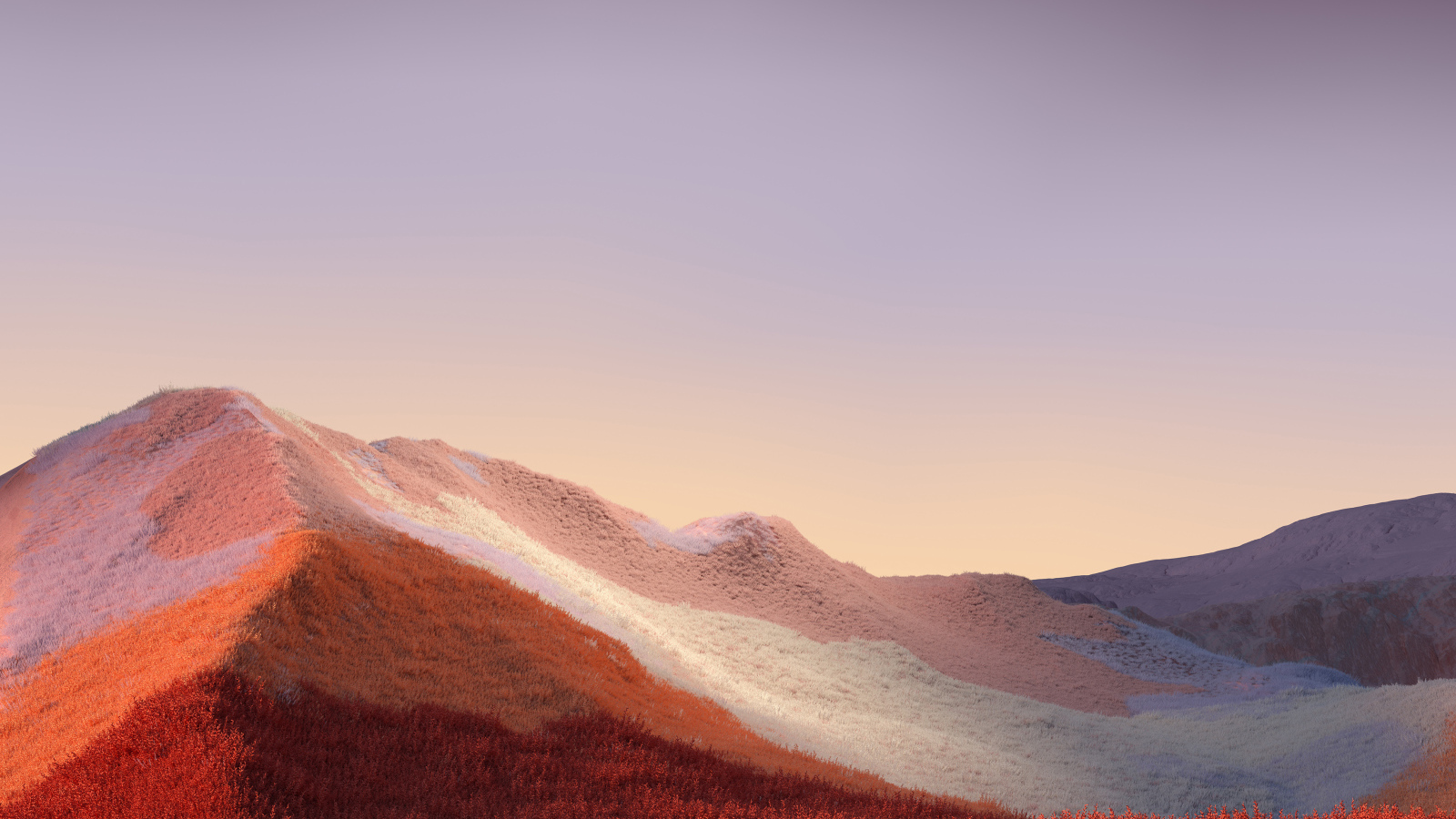 Покрытые травой горы на фоне неба