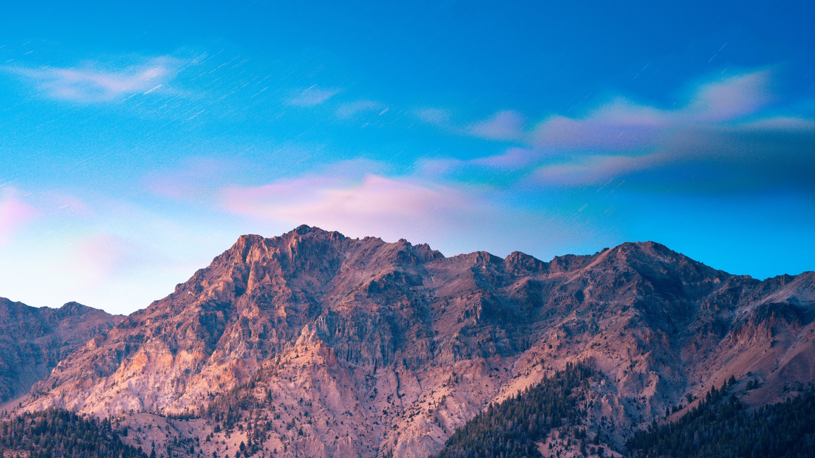 Вершины гор на фоне голубого неба 