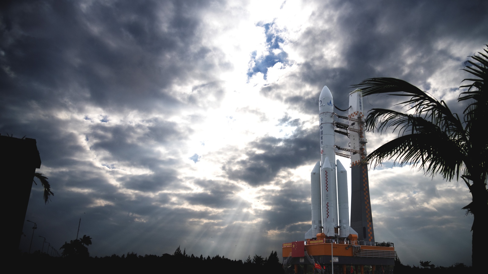 Ракета готовится к запуску на фоне грозового неба