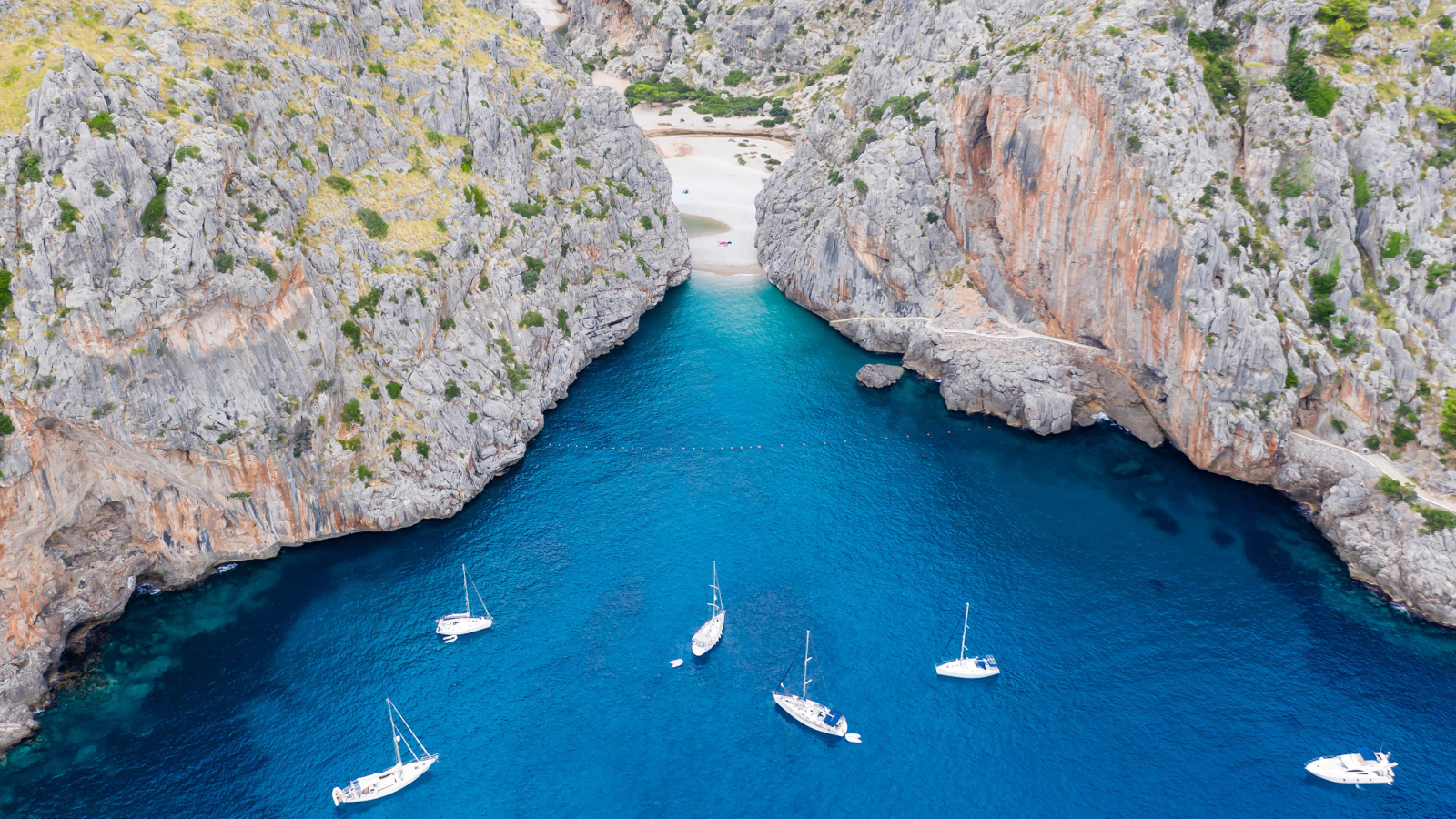 Лодки в бухте между скалами